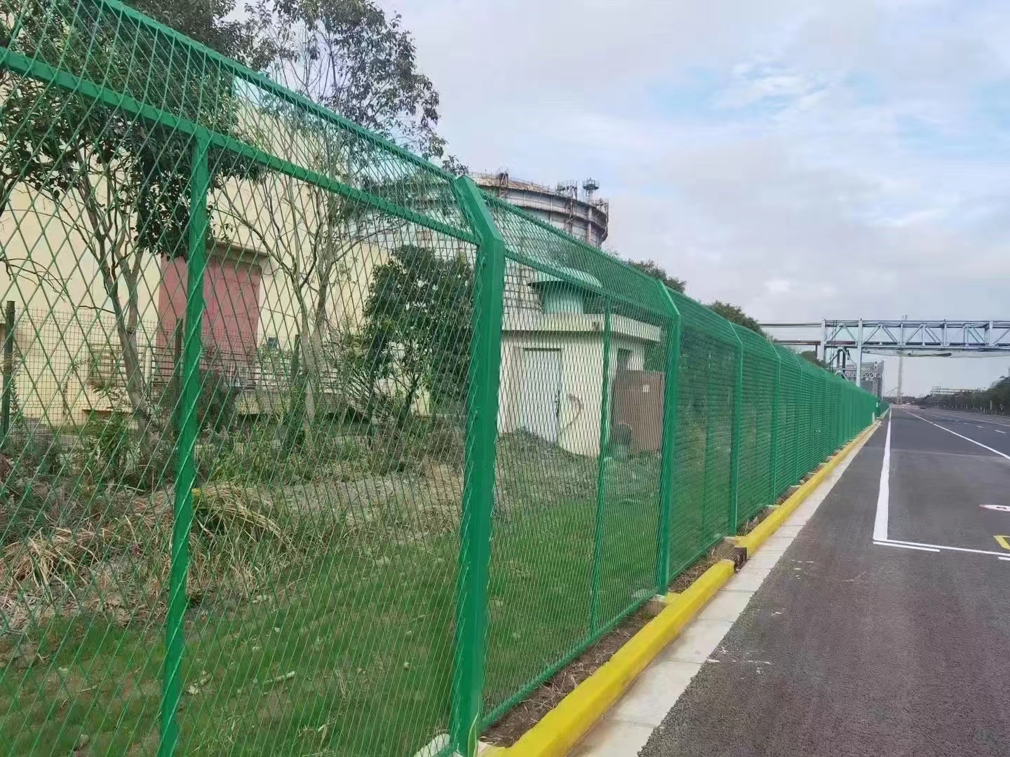 公（gōng）路隔離柵（shān）焊接網片生產（chǎn）流程製作工藝